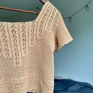 VIRKAD TOPP - En jättefin virkade topp som jag hittat second hand. Tyvärr kommer den inte riktigt till användning så nu säljer jag den för 75kr ⭐️ 