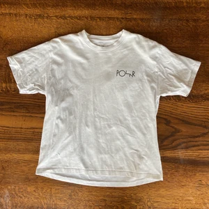 Polar t shirt - polar tisha i bra skick. ett hål som jag sytt ihop (se bild 3) storlek xs men sitter typ xs-s?!