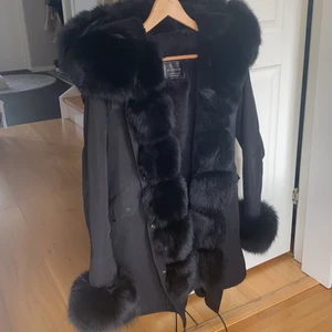 Svart pälsjacka äkta  - Jättesnygg svartpälsjacka, bra skick och fräsch.😍 köpt för 4500kr 