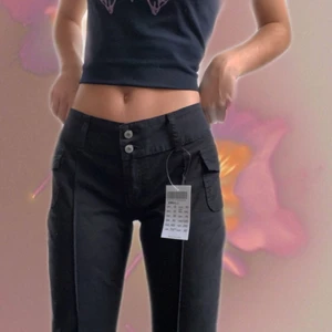 Lågmidjade byxor, y2k - Helt nya lågmidjade flared byxor i svart kallade ”Agatha Pants” från Brandy Melville.                     29” i midjan (74 cm), 20 cm från grenen till midjan, 84cm i innerbenet. Budgivningen startar på 250kr.                                                                                                                                   Säljer pga att de tyvärr är för stora för mig (håller uppe dom på bilden). Om du önskar mer bilder eller mått så är det bara att skicka ett meddelande☺️