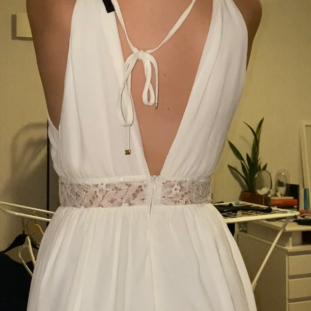 Supersöt vit klänning i bomull och nylon från Bikbok storlek M. Använd enbart en gång för skolavslutning. I nyskick. Klänningen är strax innan knälängd. . Klänningar.