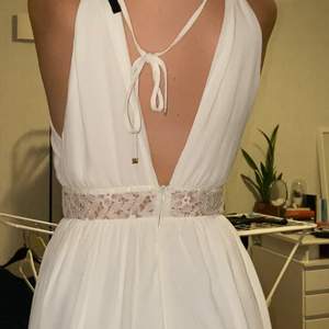 Supersöt vit klänning i bomull och nylon från Bikbok storlek M. Använd enbart en gång för skolavslutning. I nyskick. Klänningen är strax innan knälängd. 