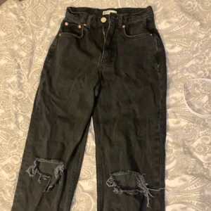 Jeans - Ett par as snygga jeans ifrån Gina tricot, tyvärr sitter dom lite för stort för mig vid midjan. Dom är ganska nya och aldrig används. Ordinarie pris 599 men säljer för 250🥰 Frakt ingår!❤️