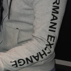 Armani Exchange tröja storlek m - Nyskick , använd bara 2-3 gånger. Storlek M, kan frakta. Pris 500kr går diskutera snabb affär