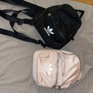 Adidas väskor små - 150kr styck har aldrig använt den beige men har använt den svarta en gång 
