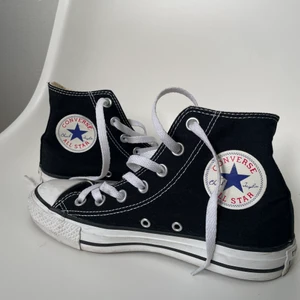 Svarta höga converse - Otvättade men tvättas så fort som möjligt och laddar då upp nya bilder:) i strlk 5 (37/38) passat mig som har 37.5 men tror de sitter bäst på 38. Se converse hemsida för exakta mått. 