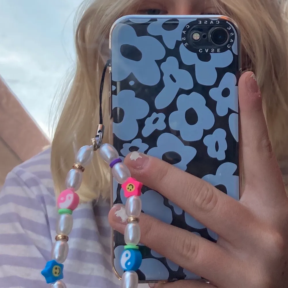 phone charm som man sätter på mobilen 🤍 handgjord!! . Accessoarer.