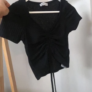 Topp/t-shirt - En fin topp i str xs. Med justerbar knytning. 