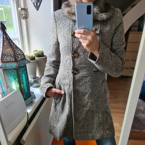 Kappa - Säljer en sååå snygg kappa i perfekt skick och endast använd ett par gånger. 150kr 