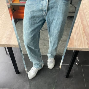 Weekday jeans - Weekday jeans i modell barrel. Klippta nedtill så att de lägger sig snyggt över skorna (se andra bilden). Köparen står för frakt!