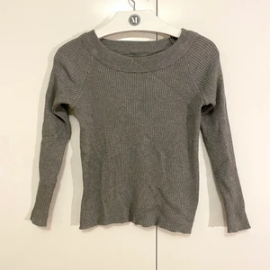 Stickad grå tröja  - Stickat tröja med snygg form