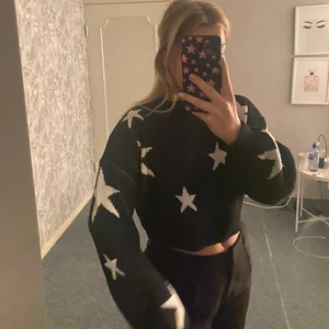 Tröja med stjärnor - Säljer den här superfina tröjan med stjärnor, använd 1 gång så i nyskick. Det är en liten M så passar Xs-s! 💓