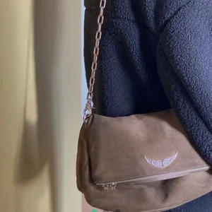 Zadig väska - Världens finaste Zadig väska i modellen Beige Rocky Suede Bag, alltså den större modellen. Trotts en del användning är den fortfarande väldigt fin och i bra skick, kedjan är lite rostig. Nypris är 4850 kr och den är köpt för 2 år sedan❤️‍🔥❤️‍🔥 Priset är diskuterbart!