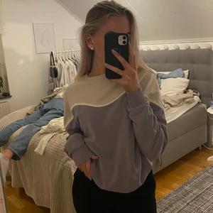 Collegetröja - Säljer denna rosa/lila collagetröjan från NA-KD i storlek S för 50kr. Har heller inte fått användning för denna, superfin och bra material☺️