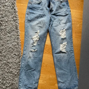 Blåa slitna jeans  - Byxorna är använda få gånger, mjuka och sköna. 
