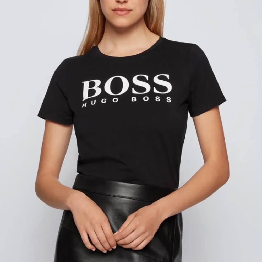 Säljer nu min helt oanvända äkta Hugo Boss T-shirt💗 Den är köpt för ett tag sen men är helt i nyskick💗 Säljer då den tyvärr inte kommer till någon användning💗 Pris går självklart att disskutera💗 original pris: 539💗. T-shirts.
