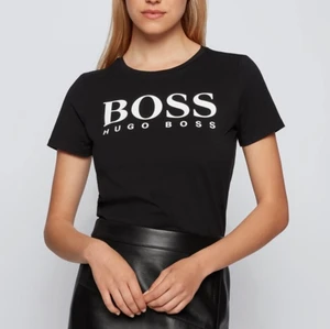 Väldigt fin äkta Hugo Boss T-shirt - Säljer nu min helt oanvända äkta Hugo Boss T-shirt💗 Den är köpt för ett tag sen men är helt i nyskick💗 Säljer då den tyvärr inte kommer till någon användning💗 Pris går självklart att disskutera💗 original pris: 539💗