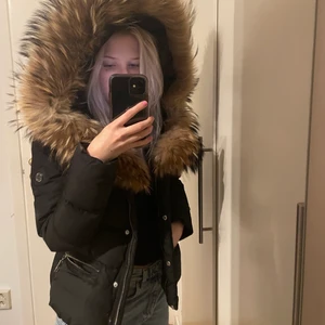 Hollies jacka - Varm vinterjacka ifrån hollies. Äkta päls som går att ta av. Använd en vinter och finns tecken på användning, lite små fläckar som säkert går bort om man tvättar💗 