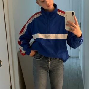 Snygg jacka från fila - Jacka från fila med tryck i bak. Super bra vindjacka i storlek S. Använd fåtal gånger. Säljer för 200!❤️