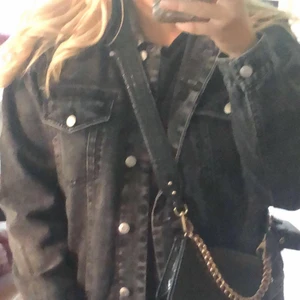 Bikbok jeansjacka S - Helt ny endast använd två gånger , köpt i augusti. Orginalpris 500