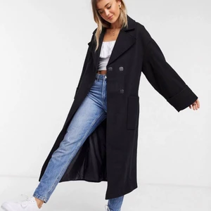 Supersnygg kappa från ASOS - Svart oversized kappa från ASOS. Slutsåld på hemsidan. Originalpris 869 kr. Storlek 36 men passar större storlekar också beroende på hur man vill att den ska sitta. Bra skick. 
