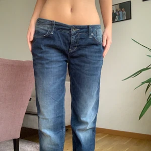 Low waisted jeans  - Säljer dessa ursnygga låg midjans jeansen då de inte satt som önskat på mig✨ de är i storlek 34/33 och från märket Fat Face. Om ni har några frågor eller önskar fler bilder bara hör av er!!💕 köpare står för frakt