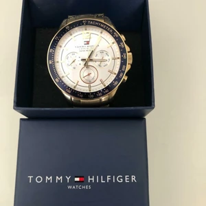 Tommy Hilfiger klocka - Tommy Hilfiger klocka i guld. Herrmodell.