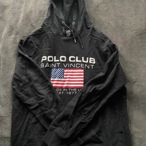 Polo Club Hoodie - En hoodie från Polo club som är sparsamt använd, haft den i några år. Den är i strl L✨