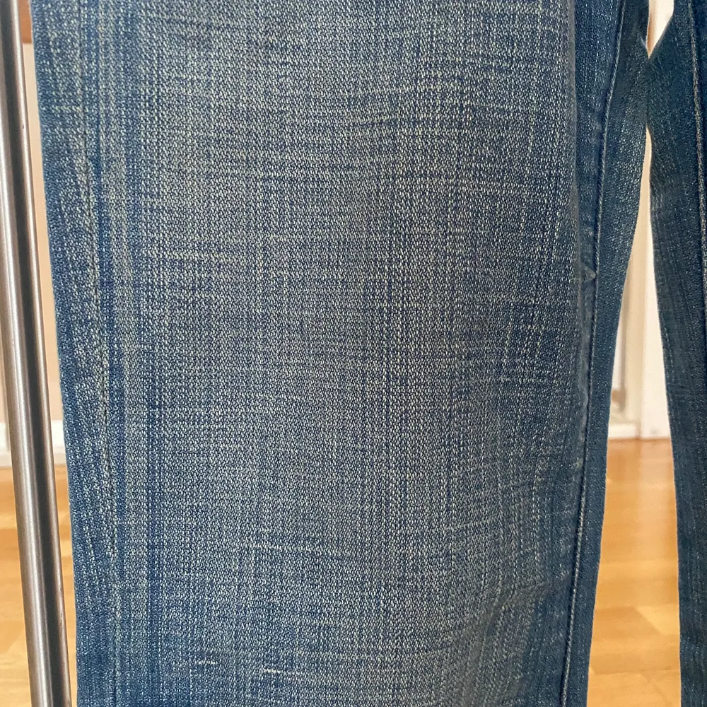 Galet snygga lågmidjade jeans som tyvärr är för små, därmed inga bilder på. Storlek 27 och i väldigt bra skick. Snygg fit med boot cut liknande.. Jeans & Byxor.