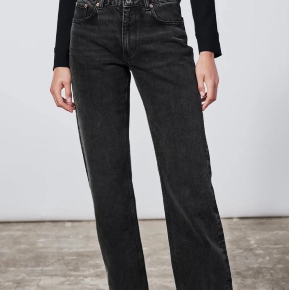 Gråsvarta jeans i modellen ”jeans ZW the mid waist straight” i strlk 36 säljes då de var för små för mig. Enbart prövade med prislappen kvar. Ordinarie pris 399 kr, mitt pris 299 kr💘. Jeans & Byxor.