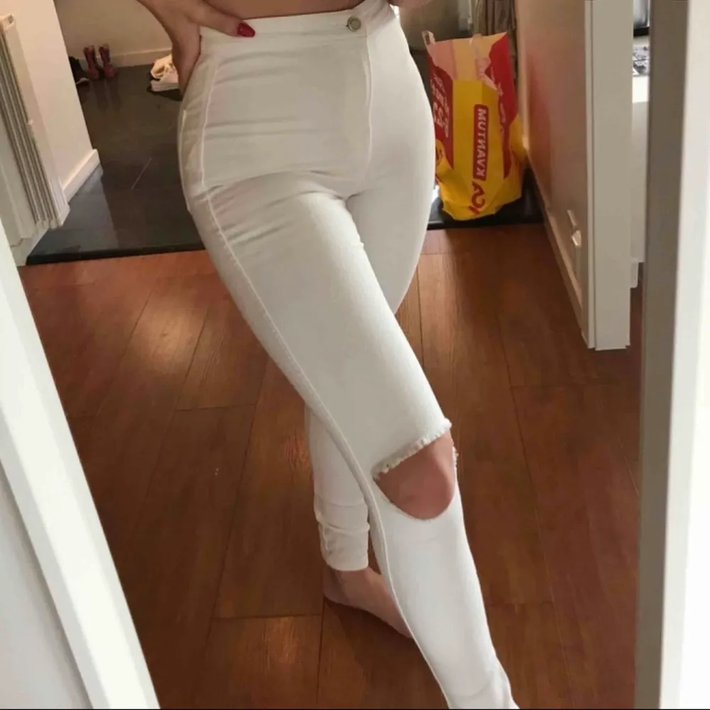 Vita superfina jeans från Gina tricot🤍 Super bra i passformen och högmidjade🤍  Dom är storlek Xs men skulle nog passa både S och lite mindre! Ej använda mycket! Om fler bilder önskas är det bara att fråga🤍 Ej ett fast pris!. Jeans & Byxor.