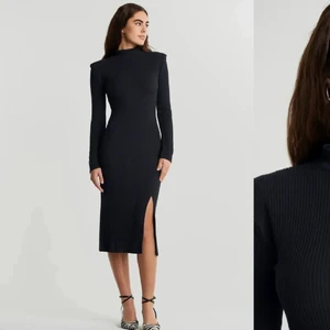 Lång klänning - Perfekt till hösten/vintern. Varm och skön och formar sig efter kroppen. Har knappt använt den då den inte riktigt är min stil längre.