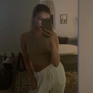 Linnebyxor  - Jättefina och jättemjuka och sköna linnebyxor. Blivit för stora för mig därav säljer jag. Använda ca 2 gånger