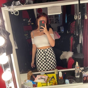 Rutig kjol - Rutig kjol med dragkedja som jag använt 1 gång då den är för stor för mig. Dragkedjan är riktig så kjolen går att öppna, materialet är tjockt och inte stretchigt 