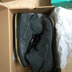 Nike sb dunk high smoke grey - Orange label nike sb dunk high smoke grey i storlek 45, bra skick men lite slitage vid vänstra tån då jag skejtat lite med dem visat i tredje bilden, kan mötas i stockholm, köpare står för frakt. Priset kan diskuteras