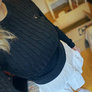 Kabelstickad Gant Tröja strlk S - Säljer min supermysiga kabelstickade tröja från Gant i storlek S då det inte längre är min stil😇 tycker den är sann i storleken⭐️ Använd 1-2 gånger så skicket är som helt ny! Färgen är mörkmörkblå och sen nästan ut som svart. Lyxig känsla och fin kvalité🥰 skickas enbart med spårning💖