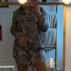 Silkesklänning - Köpt secondhand, skulle säga storlek M🤍 säljer för 100kr