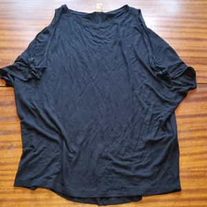 Svart topp  - Topp storlek s 15kr. samfraktar vid köp av flera varor för 66 kr 👍💕📦 obs! Först till kvarn på allt jag säljer!