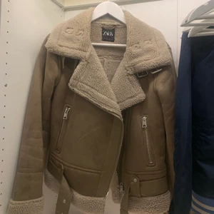 Ljusbrun bikerjacka - Ljusbrun bikerjacka från Zara i storlek L men passar mig som har M annars då jag ville kunna ha varma tröjor under. Passar till både höst och vinter💕💕knappt använd, skriv för fler bilder. Nypris ca 800-900kr