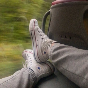 Converse  - Köpte här på Plick men säljer då dom tyvär va lite försmå. Ser nya ut. Kan sälja för billigare! Kan diskutera om pris 