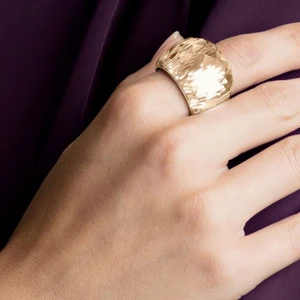 Swarovski ring "Nirvana", liten storlek - Utförsäljning av konkurslager från fysisk butik.  Smycket levereras i sin originalask där det tydligt framgår bl.a. vilket artikelnummer (5508720) det har. Smycket har aldrig använts, alternativt endast provats i butiken.  Observera att ringen är rätt liten. På mig passar den på lillfingret.                                                        Butikspris: 1 850 kr