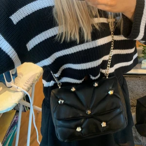 Väska med nitar  - Superfin slutsåld nitväska från Zara. Använd tre gånger så fortfarande i topp skick. ❤️ 