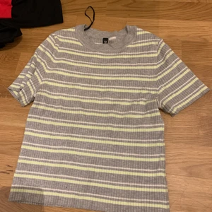 Tajt tröja strl S - Ett super skönt plagg, sitter inte för tajt, passar bra med nästan allt. Knappt använd, väldigt bra skick!