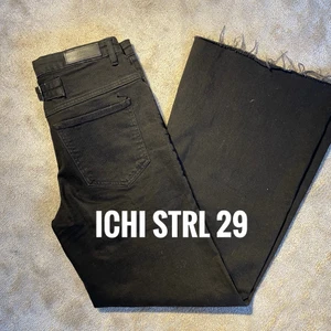 VIDA JEANS FRÅN ICHI - Vida långa jeans i svart stretchigt material. Är ”avklippta” med fransar nedtill, vida nedtill men tighta upptill. Storlek W 29. Köpta för ca 1 år sen.