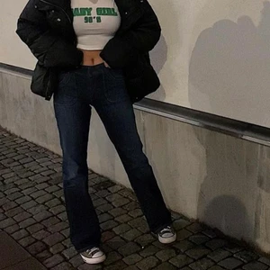 90’s jeans - Supersnygga blåa jeans med häftiga fickor både fram och bak som ger sent nittiotal/tidigt 2000-tal vibes samt middle/low-waist🥰 Jag är en S men passar både XS/M beroende på hur man vill att de ska sitta