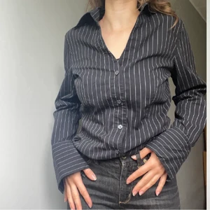 Randig skjorta - Svart med vita ränder köpt second hand så vet ej märket. Lösare och mer loose fit på mig med 36. Passar nog tajt på en 38a 