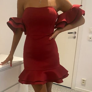 Klänning storlek 34 - Vinröd kortklänning storlek 34. Är i bra skick, endast använd en gång. Mycket stretchig. Pris kan diskuteras.
