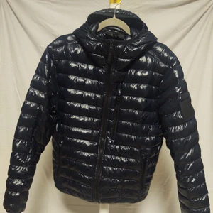 Peak Performance - Som ny, har använt den en halv säsong. Finns inga synliga tecken på att den är använd. Den köptes vintern 2021. Ward jacka med luva. Ny pris: 2300