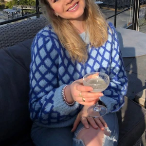 Blå stickad tröja - Super fin blå stickad tröja. Använd några få gånger. Tjockare material. Storlek M, köpt för 500kr. Högst bud 320kr. Först till kvarn 