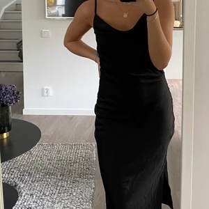 Svart sidenklänning, strl 36 - Svart sidenklänning med slits på höger sida från Gina Trocit. I bra skick, använt en gång.